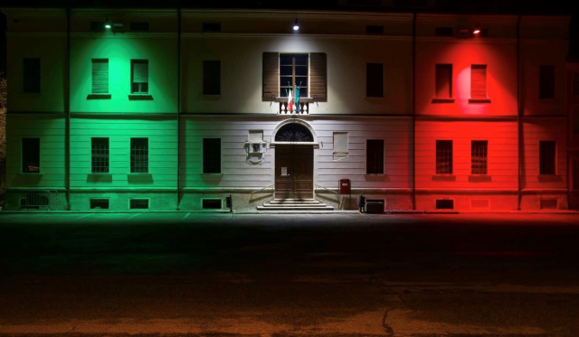 Il Palazzo municipale illuminato con il Tricolore
